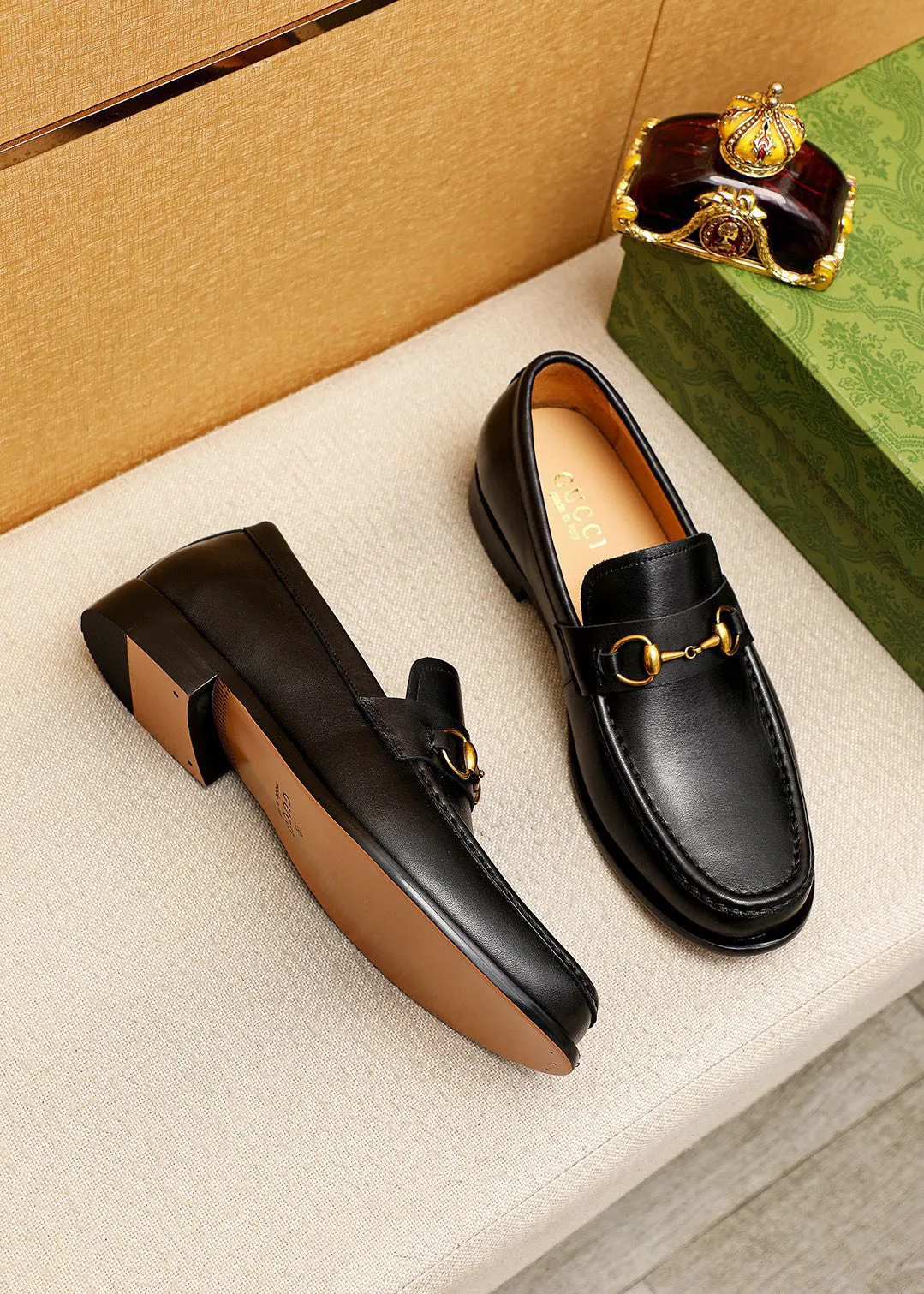 Men's shoes 💰460 💐 Product trademark: GUCCI "Gucci" casual leather shoes Regular size: 38-44 (45.46.47🉑️customized) Product materials: Selected imported first-layer calfskin upper + classic hardware buckle, imported cowhide leather lining. Strong three-dimensional visual effect, original combination outsole Color: 2⃣️colors available